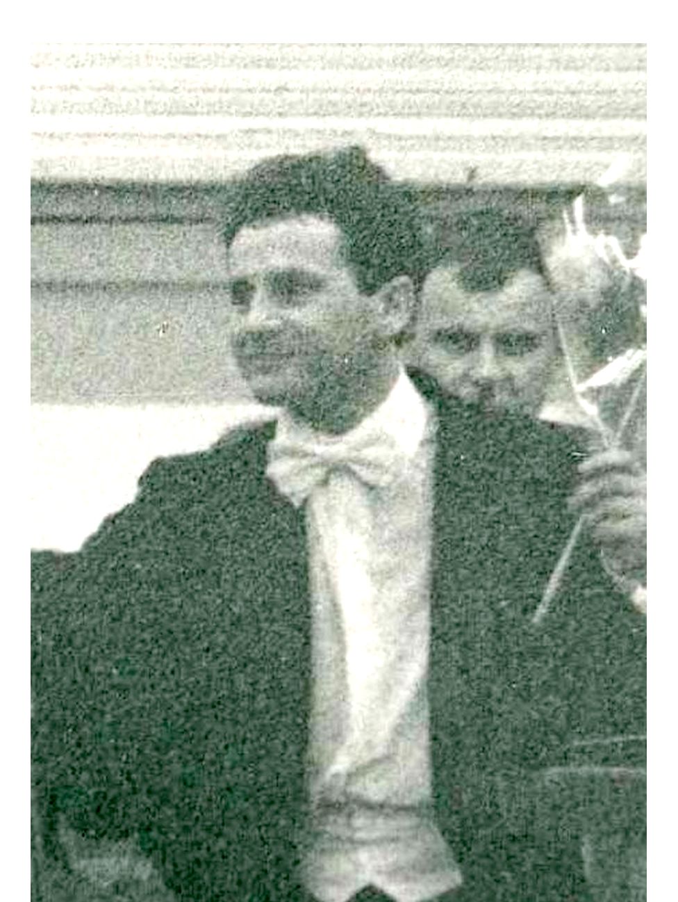 Леонард Холостяков